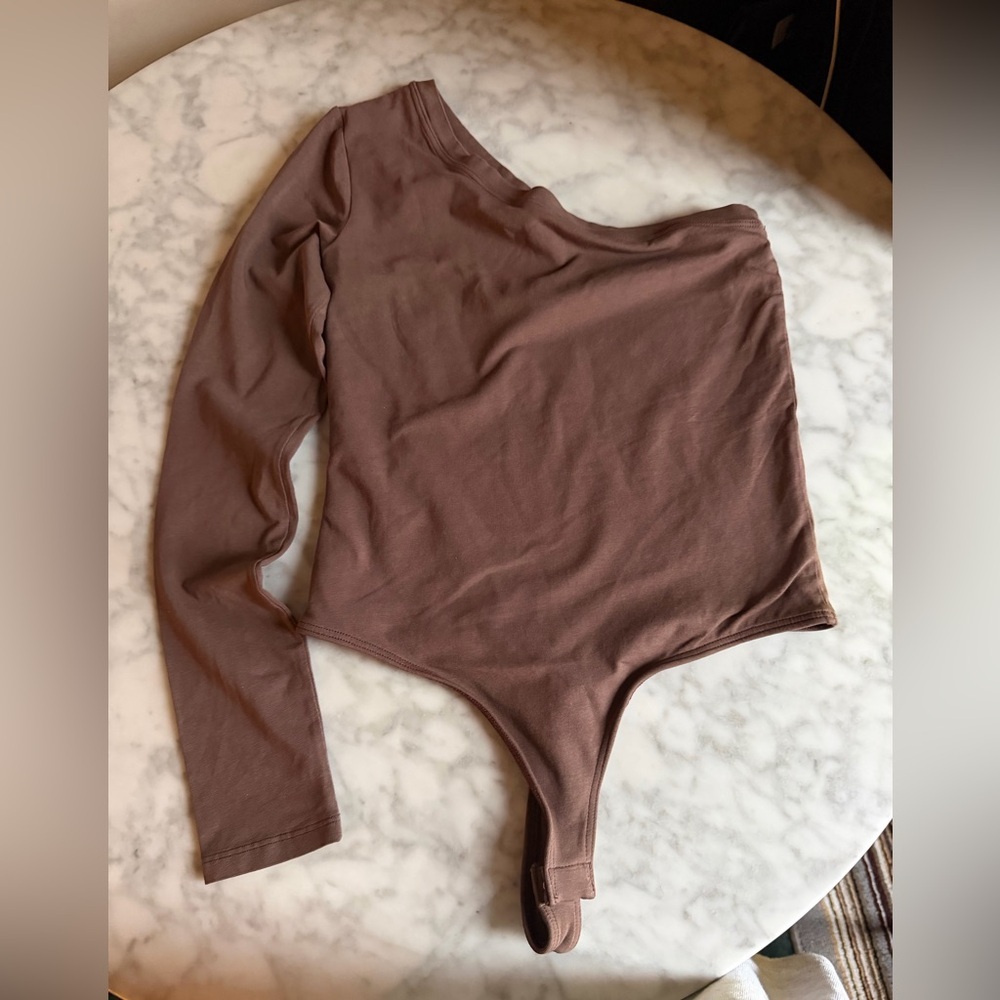 Clyque One Shoulder Long Sleeve Bodysuit in Chocolate Brown Everyday Basic - Picture 3 of 10